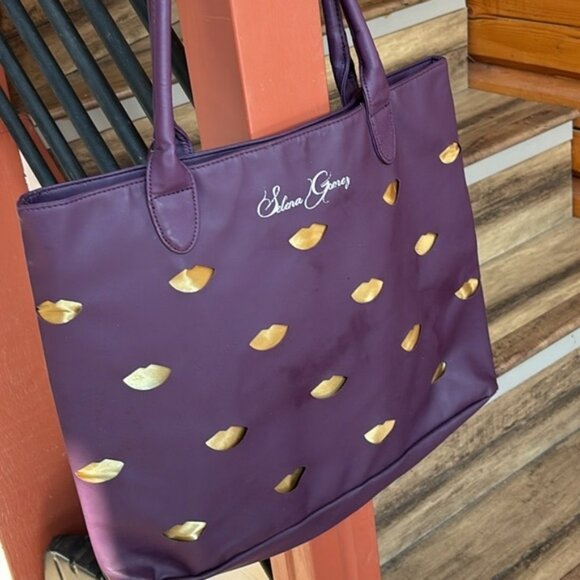 👛 2/$20 SELENA GOMEZ Tote Bag Lip Shaped Cutouts - Picture 1 of 8